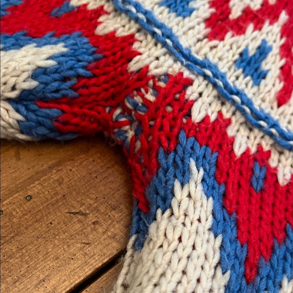 H&M Cream Sweater with Red and Blue Pattern - Picture 9 of 10